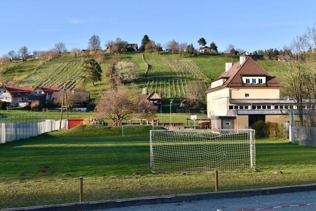 Sportplatz bei der Volksschule Wildbach (rechts im Bild) | Foto: RegionalMedien Steiermark