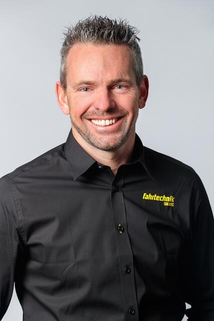 Manfred Pfeiffenberger ist Leiter des ÖAMTC Fahrtechnik Zentrums Saalfelden und weiß: "Durch den schlechten Grip verlängert sich der Bremsweg, bei Schräglagen ist Vorsicht geboten." | Foto: ÖAMTC Fahrtechnik/Houdek