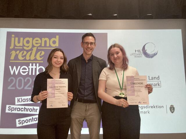 Lisa Rauch (l.) und Anna Nestelberger mit Deutsch-Professor Christoph Reicht. | Foto: BRG/BORG Feldbach
