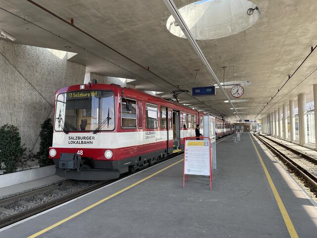 Mit der Lokalbahn sind viele Flachgauer und Flachgauerinnen gut an die Stadt Salzburg angebunden.