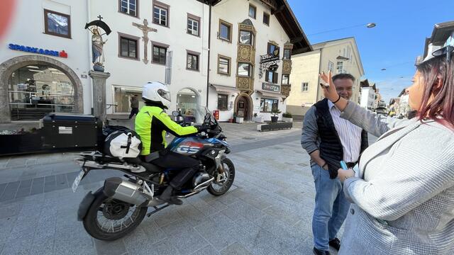 Kurz bevor die Poller hochgefahren sind, strömte noch der Osterreiseverkehr durch den Telfer Ortskern, eine Motorradgruppe aus Deutschland, viele PKW aus Italien und Deutschland fuhren über die Pflastersteine Richtung Fernpaß.