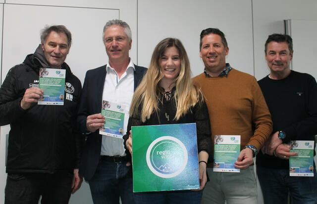 Projektleiterin Ulrike Niedrist (Mitte) mit starker Rückendeckung aus den Wipptaler Gemeinden (v.l.): Vize-Bgm. Johann Hörtnagl (Matrei), Bgm. Walter Kiechl (Ellbögen), Bgm. Mario Nocker (Trins) und Vize-Bgm. Burkhard Kreutz (Steinach) | Foto: WippCare