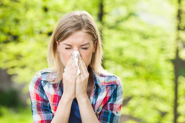 Auslöser für eine allergische Reaktion können Pollen von windbestäubenden Pflanzen wie Bäumen, Gräser oder Sträucher, Insektengifte oder Nahrungsmittel sein.

 | Foto: Adobe Stock/Djoronimo