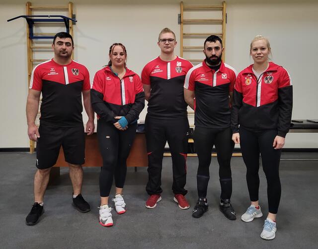 Die Teilnehmer/in die bei einem OÖ Klub in der Bundesliga heben:
von Links: Sargis Martirosjan (SK VÖEST) Athlet 6 Nationalcoach, Sarah Fischer (WKG Innviertel), Julian Heidenbauer (SK VÖEST Linz), Hmayak Misakyan (VÖEST) und Nationaltrainerin Vici Hahn.

Foto: Privat 