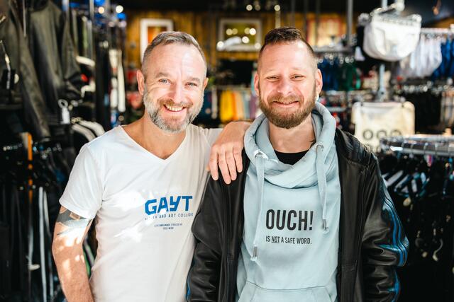 Das Ehepaar Thomas Wucherer und Joseph Staples eröffnete den Shop GAYT im Mai 2019 auf der Schönbrunner Straße. Am 14. April findet im Geschäft das "Naked Shopping Event" statt.  | Foto: Alexander Mach
