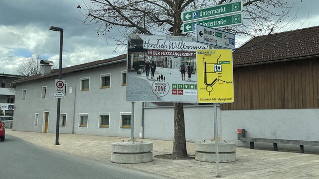 Die Beschilderung wurde am Freitag geändert, die Umfahrung der Fußgängerzone angezeigt.