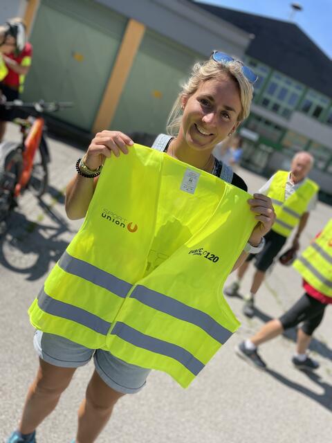 Sara Körner von der Sportunion zeigt eine leuchtend gelbe Warnweste, mit der man gut gesehen wird. | Foto: sm