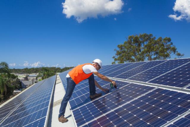 Wegen der steigenden Strompreise setzen viele Privatpersonen auf Photovoltaik-Anlagen. Doch bis zur fertigen PV-Anlage kann es oft einige Zeit dauern. | Foto: Symbolbild: Gemeindebund