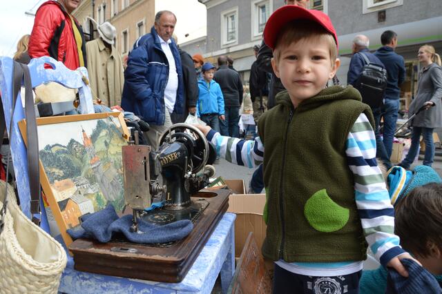Am Samstag, 15. April, verwandelt sich die Urfahraner Hauptstraße beim Frühlingsflohmarkt in eine echte Fundgrube für Schnäppchenjägerinnen und -jäger. | Foto:  IG Hauptstraße