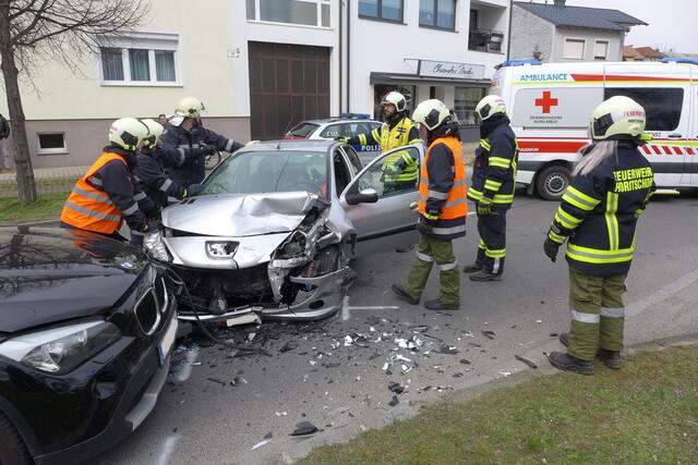 Die Feuerwehr Horitschon war mit einer Fahrzeugbergung am Karfreitag beschäftigt. | Foto: Feuerwehr Horitschon