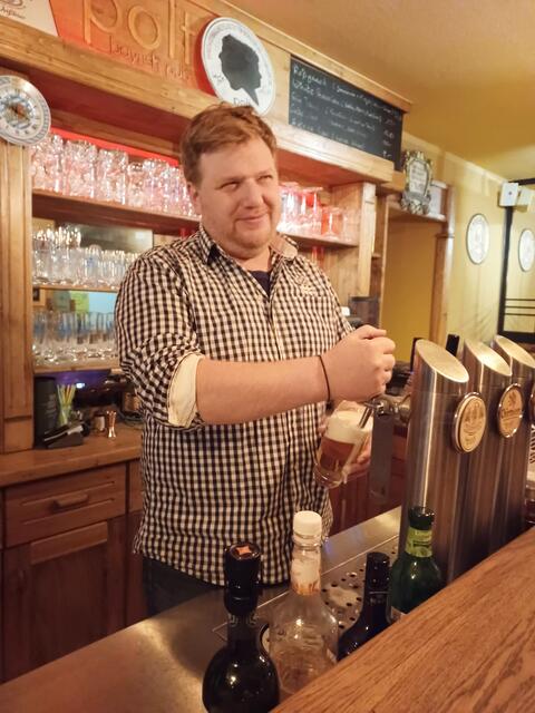 Bernhard Prockl ist der Wirt des "Polt Bayrish Pub".„Das Lokal kaufte ich im November 2019 und eröffnete es nach Umbauarbeiten im Mai 2020,“ erzählt er.  | Foto: Michael Ellenbogen