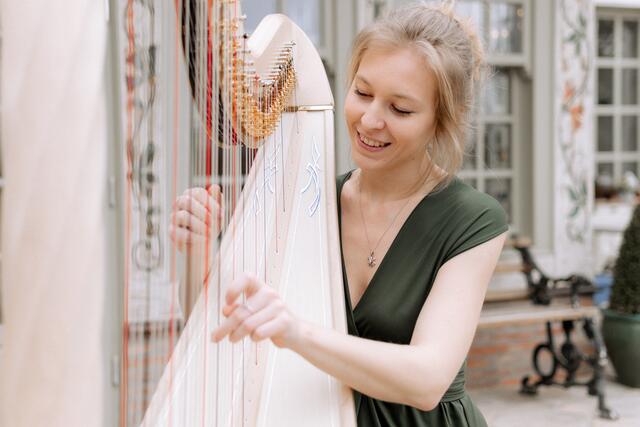 Für Musikuntermalung sorgt die Harfenistin Petra Mallin. | Foto: Melan Rutschek