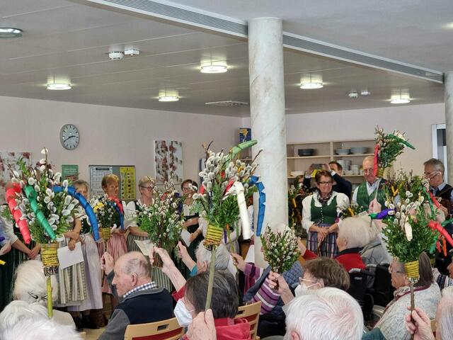 "Hosanna!" Die Bewohner des Seniorenwohnheimes feiern mit Begeisterung ihre Palmweihe. | Foto: Verein Lebensfreude