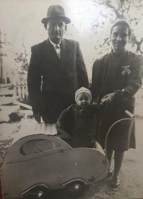 Ljubica &amp; Simo Tomasevic, mit ihrem Sohn Jovan im Kinderwagen aus Wien, geschenkt von Adele &amp; Karl Penetsdorfer | Foto: Tatjana Christelbauer, Karl Milkowich