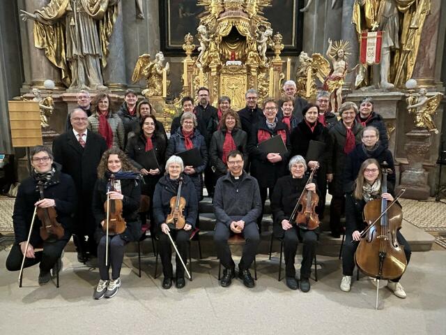 Der Kirchenchor und das Kirchenorchester der Pfarre Waidhofen unter der Leitung von Thomas Führer gemeinsam mit Stadtpfarrer Mag. Josef Rennhofer.
