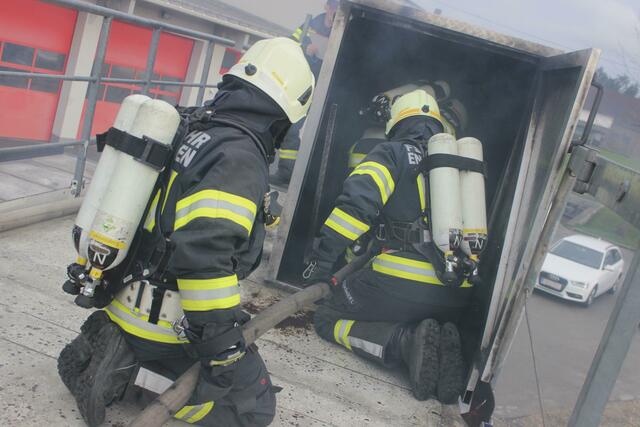 87 Atemschutztrupps aus dem Bezirk Schärding hatten die Möglichkeit, in einer mobilen Brandsimulationsanlage bei der Feuerwehr Münzkirchen zu üben.  | Foto: BFKDO Schärding