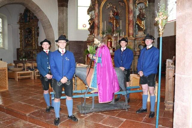 Archivbild: Pucher Palmesel und Mitglieder des Trachtenvereins D´Puachstoana | Foto: TVB Puch / Lackner