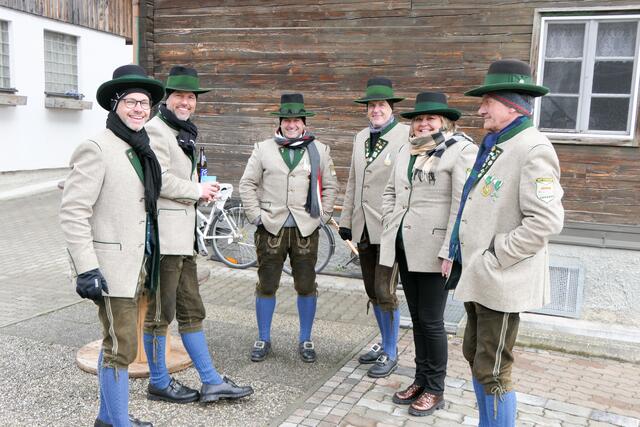 Eine Abordnung der MTK wartet darauf das eingespannt ist. | Foto: Andreas Pesendorfer