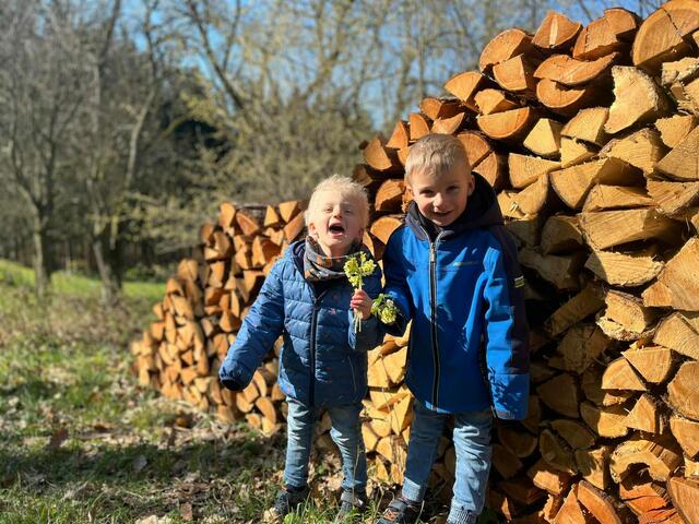 Andreas und Tobias lieben gemeinsame Spaziergänge mit ihren Eltern. | Foto: Stefanie Heilig