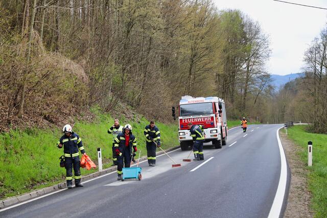 Eine mehr als fünf Kilometer lange Ölspur in Altenberg bei Linz sorgte für den längeren Einsatz dreier Feuerwehren. | Foto: laumat.at/Gabriel Prammer