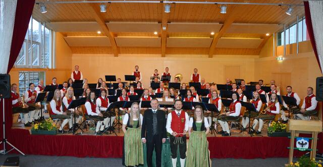 Der Musikverein "Alpenklänge" Krakauebene durfte sich über eine bis auf den letzten Platz gefüllte Mehrzweckhalle freuen. | Foto: Musikverein „Alpenklänge“ Krakauebene/E. Trafler