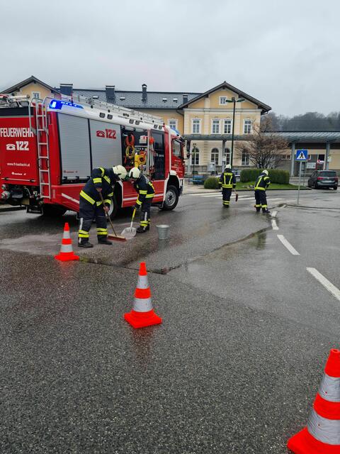 Die Ischler Einsatzkräfte rückten am Ostersonntag aus, um eine Ölspur in der Götzstraße und in der Bahnhofstraße zu beseitigen. | Foto: ff-badischl.at