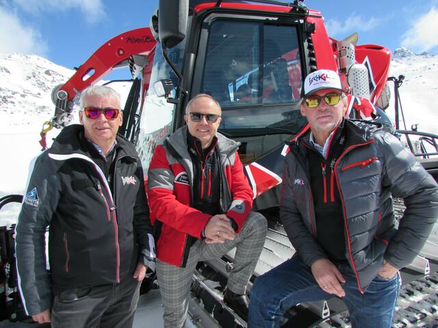 Jürgen Kurz, Markus Walser und Alexander von der Thannen vor der neuesten Pistenraupe im Ischgler Schigebiet. 