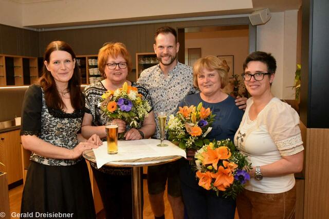 Langjährige Mitarbeiter bekamen einen Blumenstraus überreicht.  | Foto: Gerald Dreisiebner