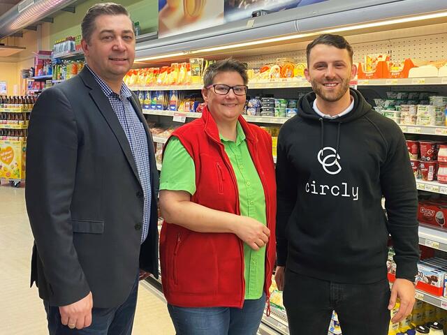 KASTNER Bereichsleiter Nah&amp;Frisch Elmar Ruth, Nah&amp;Frisch Kauffrau Maria Höllermann in Mannswörth und Eric Weisz, Gründer von Circly (v.l.), freuen sich über die positiven Auswirkungen des Einsatzes von künstlicher Intelligenz bei Nah&amp;Frisch. | Foto: KASTNER