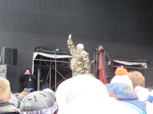 Sido genoss das Konzert mit der Menge. 