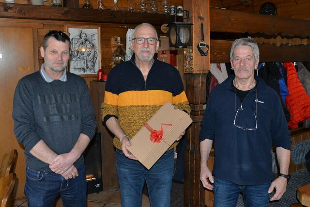 Die beiden neuen „Generalsekretäre“ der Fastenvereinbarung Harald Klotz (l.) und Martin Pittl (r.) bedankten sich bei ihrem Vorgänger Hansjörg Hofer (Mitte), den langjährigen Cheforganisator der Runde. | Foto: MG Telfs/Dietrich