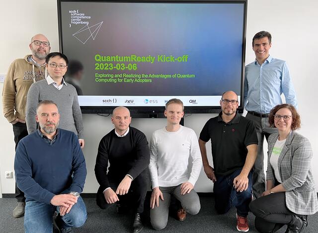 Projekt QuantumReady; Projektteam beim Kick-off-Treffen in Hagenberg (v.l.n.r.): DI Michael Doleschal (QMware), Dr. Chong Peng (ESS), Dr. Flavio Ferrarotti (SCCH), Jalal El-Youssef, BBA (QMware), Prof. Dr. Robert Wille (SCCH), Mag. Rudolf Ramler (SCCH), Dr. Ricardo Wickert (HAKOM), Mag. Sabine Stockinger (SCCH), Prof. Dr. Richard Küng (JKU).  | Foto: SCCH