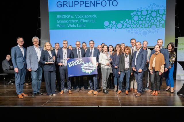Die mit dem Gütesiegel für betriebliche Gesundheitsförderung ausgezeichneten Betriebe aus Grieskirchen, Eferding, Wels, Wels-Land und Vöcklabruck. | Foto: ÖGK