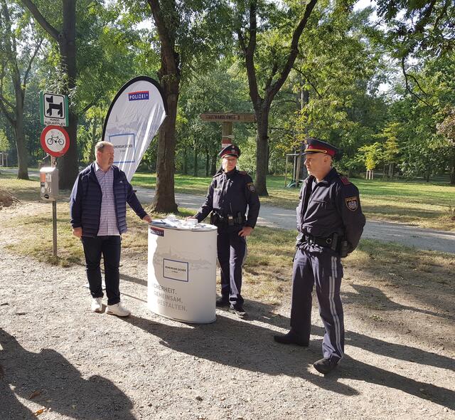 Bei den 14. Talk-Dogether-Days sind die Grätzelpolizei und Bezirksvorsteher (l.) vor Ort, um für ein gutes Miteinander in den Leopoldstädter Hundezonen und Parks zu sorgen.
 | Foto: BV2