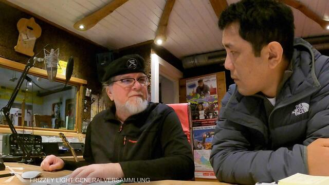 Frizzey Greif mit Tshering Lama Sherpa als neuer Kassier Stellvertreter. | Foto: Frizzey Light