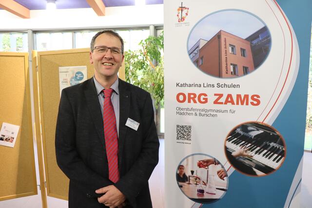 Direktor Christian Ladner freut sich über die "LERN-KISTE" und den dazugehörigen Workshop für seine Schülerinnen und Schüler. | Foto: Othmar Kolp