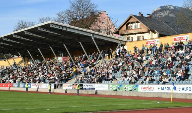 Gut besuchte Hauptribüne im Grenzlandstadion Kufstein. | Foto: Schwaighofer