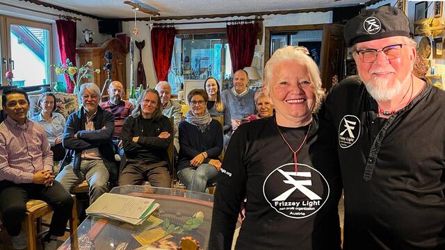 Frizzey Light Generalversammlung im Frizzey Light House in Prutz: Obmann Frizzey Light (re.) mit Lebensgefährtin und Kassierin Christine Jarosch. | Foto: Frizzey Light