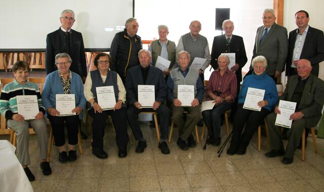 1. Reihe von links nach rechts: Maria Kuffner, Angela Reitinger, Maria Schano, Johann Schopf, Martin Schmidbauer, Anna Mauthner, Maria Fuchs und Martin Zauner. 

2. Reihe von links nach rechts: Obmann Rudolf Langbauer, Johann Peterseil, Paul Glas Paul, Franz Höller, Ehrenobmann Karl Klaffenböck, Bezirksobmann Otto Straßl und Landtagsabgeordneter Florian Grünberger.  | Foto: Seniorenbund Münzkirchen