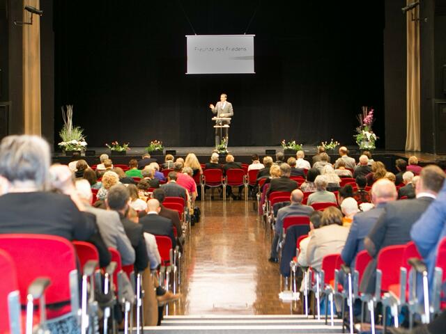 Freunde des Friedens im großen Josef-Resch-Saal | Foto: Katrin Princic