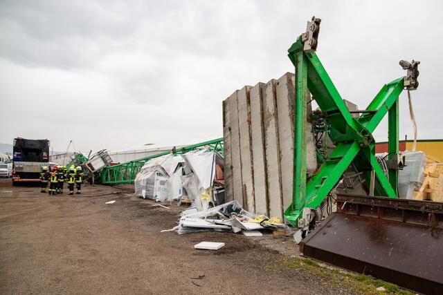 Durch den Aufprall des Kranes wurde das Fahrerhaus stark deformiert, der LKW-Lenker verstarb noch an der Unfallstelle. | Foto: Pressestelle BFK Mödling / Paul-Thorwald Fastner