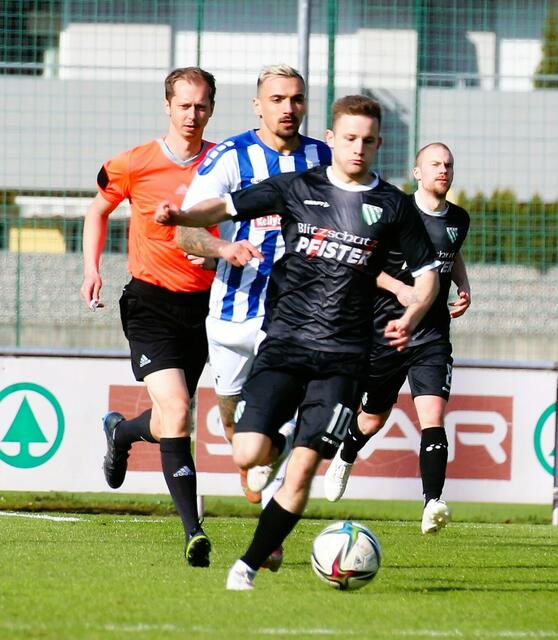 FC Kufstein - Sascha Marinkovic (blau/weiß) - "Doppelpack-Torschütze". | Foto: Schwaighofer