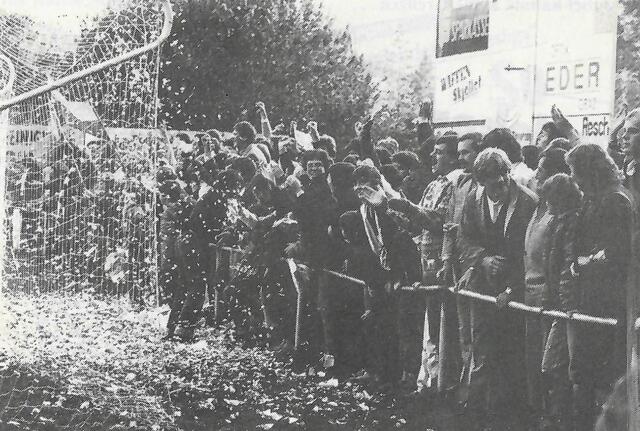 Über 2.000 Fans feierten 1984 den Aufstieg ins Cup-Viertelfinale – das hatte vorher noch nie eine Landesligamannschaft geschafft und der DSC seitdem auch nicht wieder. | Foto: DSC-Archiv