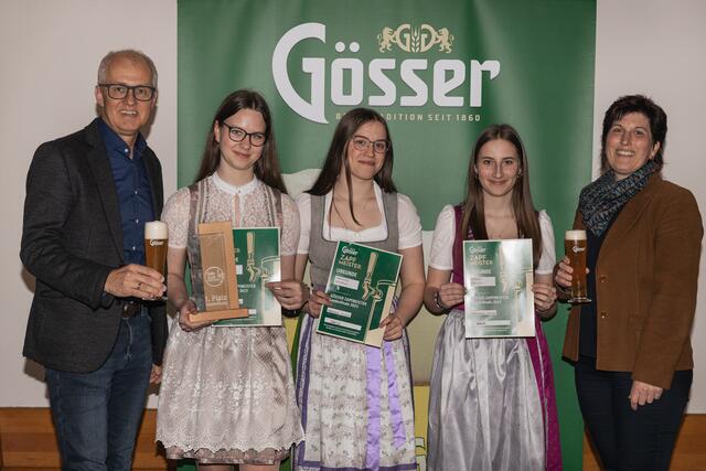V. re.: Die betreuende Lehrerin Birgit Brugger, Melissa Karner, Katharina Fanninger und Anna Mayr sowie ein Mitglied der Jury. | Foto: Gösser