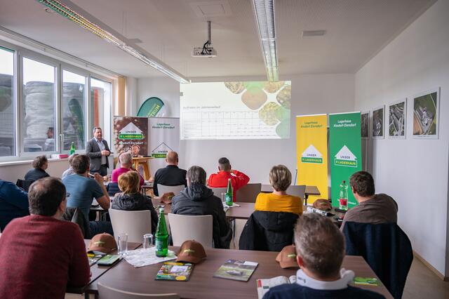 Zahlreiche Interessierte kamen zu den Rasenpflege-Vorträgen von Roland Wolfmayr von Immergrün.
 | Foto: LH Absdorf-Ziersdorf