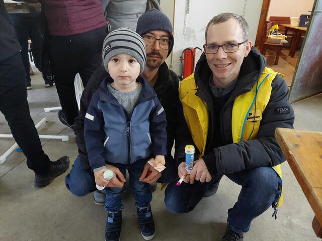Valentin Pasteiner mit Papa Manfred freute sich über die Seifenblasen, Süßigkeiten und Ostereier, die er von GPO und VzBgm. Reinhard Rausch überreicht bekam. | Foto: Manfred Gundacker
