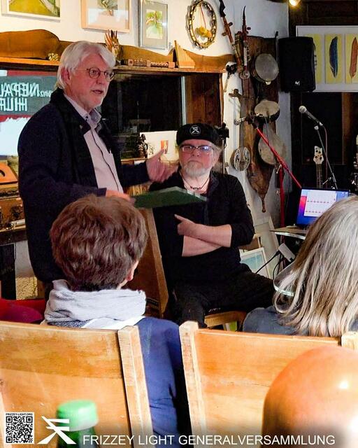 Beirat Gerhard Reheis mit Frizzey Greif beim Vortrag. | Foto: Frizzey Light