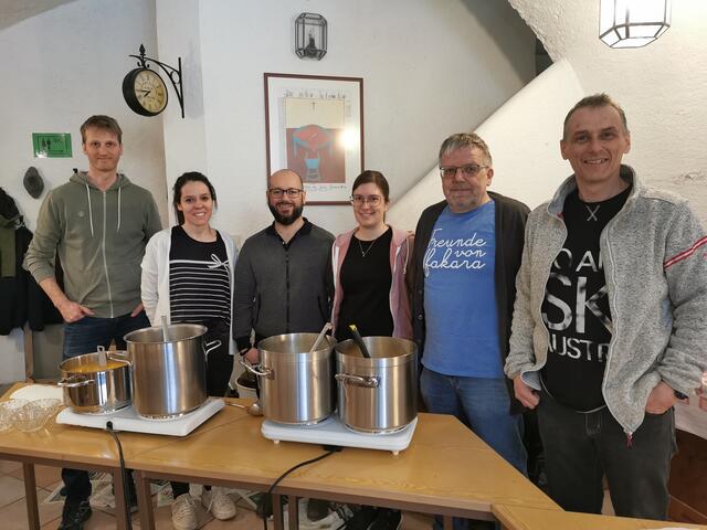 Die Helferinnen und Helfer gaben selbstgemachte Suppen für einen guten Zweck aus. | Foto: Neuner