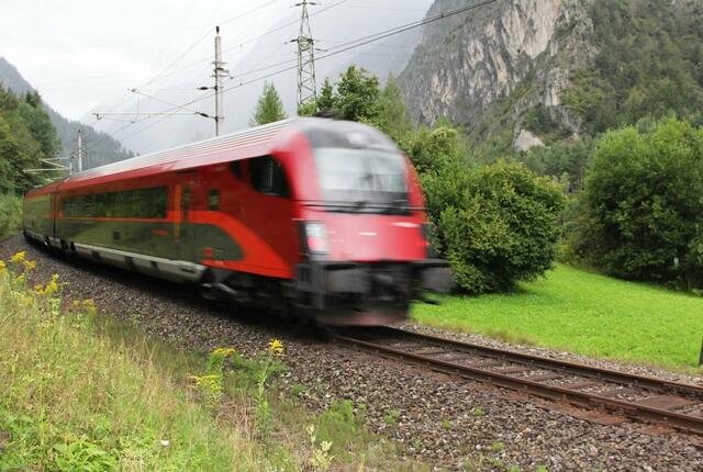 Von 14. bis 19. April 2023 ist die Arlbergbahnstrecke wegen wichtiger Instandhaltungsarbeiten für den Zugverkehr gesperrt. | Foto: ÖBB