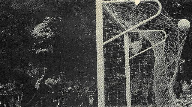Das Traumtor von Gerhard Krois im ÖFB-Cup-Spiel 1972 gegen den LASK und Teamtormann Willi Harreither | Foto: DSC-Archiv